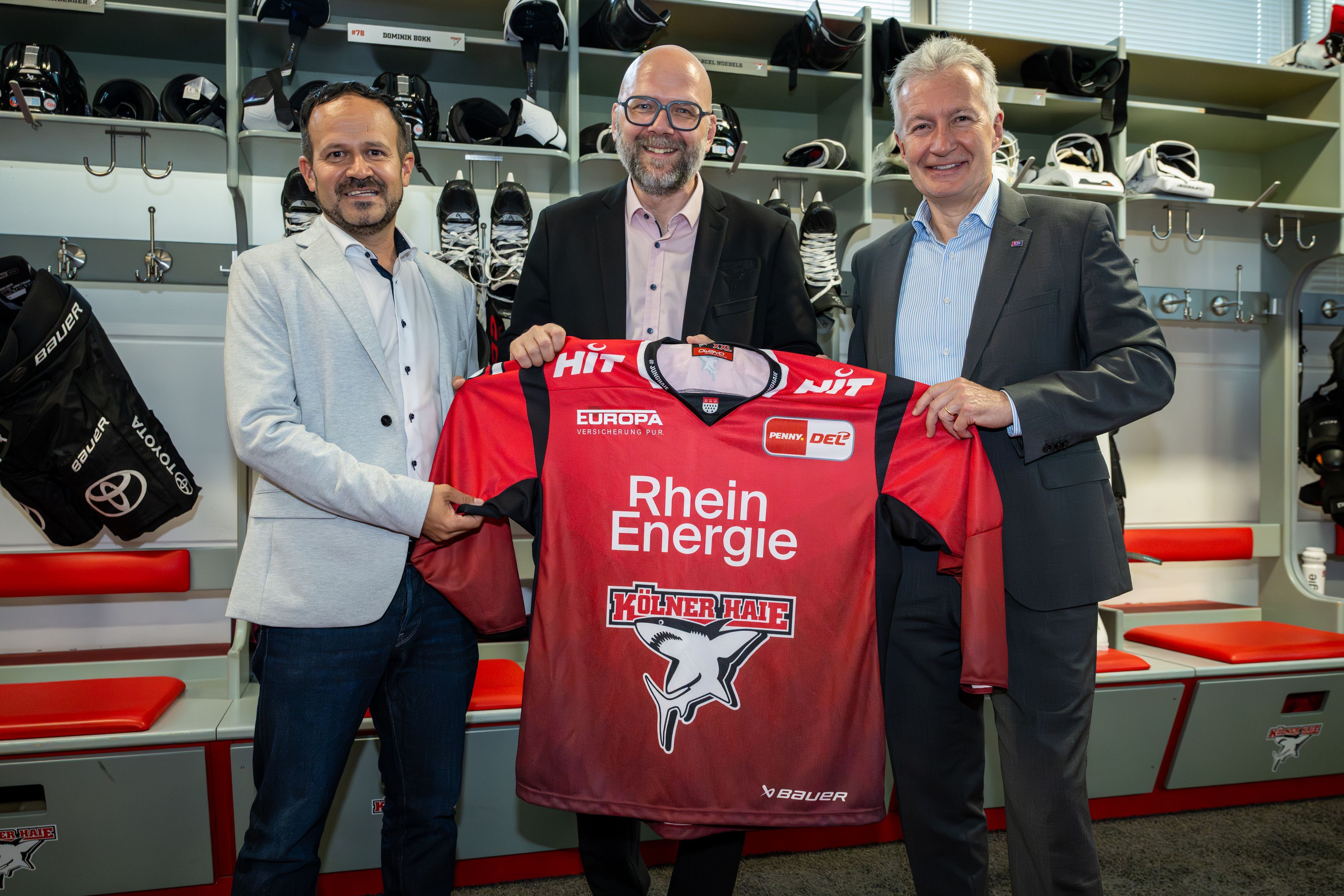 Ortwin Schmidt (Leiter Direktvertrieb Europa Versicherungen), Haie-Geschäftsführer Philipp Walter und Jürgen Wörner (Vorstandsmitglied Europa Versicherungen)