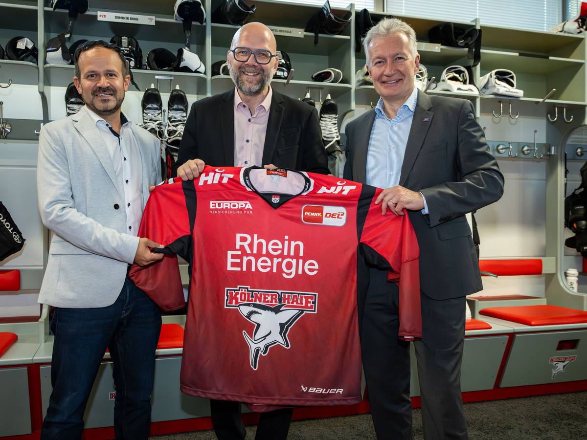 Ortwin Schmidt (Leiter Direktvertrieb Europa Versicherungen), Haie-Geschäftsführer Philipp Walter und Jürgen Wörner (Vorstandsmitglied Europa Versicherungen)