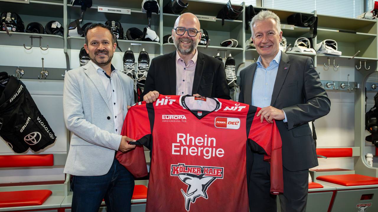 Ortwin Schmidt (Leiter Direktvertrieb Europa Versicherungen), Haie-Geschäftsführer Philipp Walter und Jürgen Wörner (Vorstandsmitglied Europa Versicherungen)