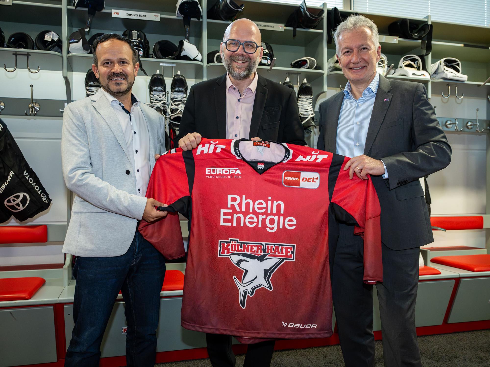 Ortwin Schmidt (Leiter Direktvertrieb Europa Versicherungen), Haie-Geschäftsführer Philipp Walter und Jürgen Wörner (Vorstandsmitglied Europa Versicherungen)