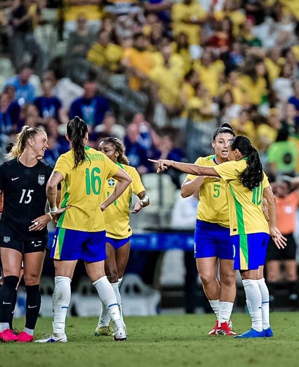 Die Spielerinnen der Teams aus Brasilein und den USA gestiulieren auf dem Rasen.
