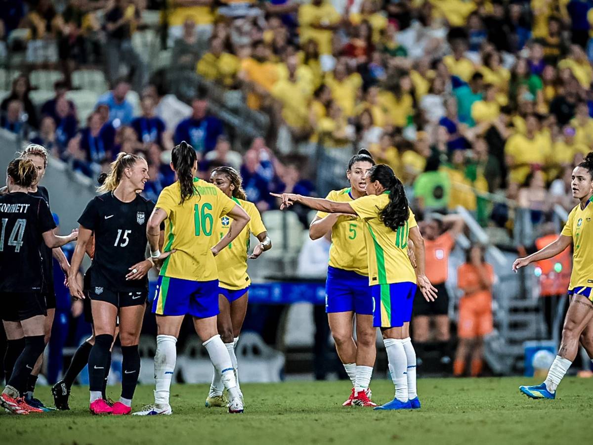 Die Spielerinnen der Teams aus Brasilein und den USA gestiulieren auf dem Rasen.