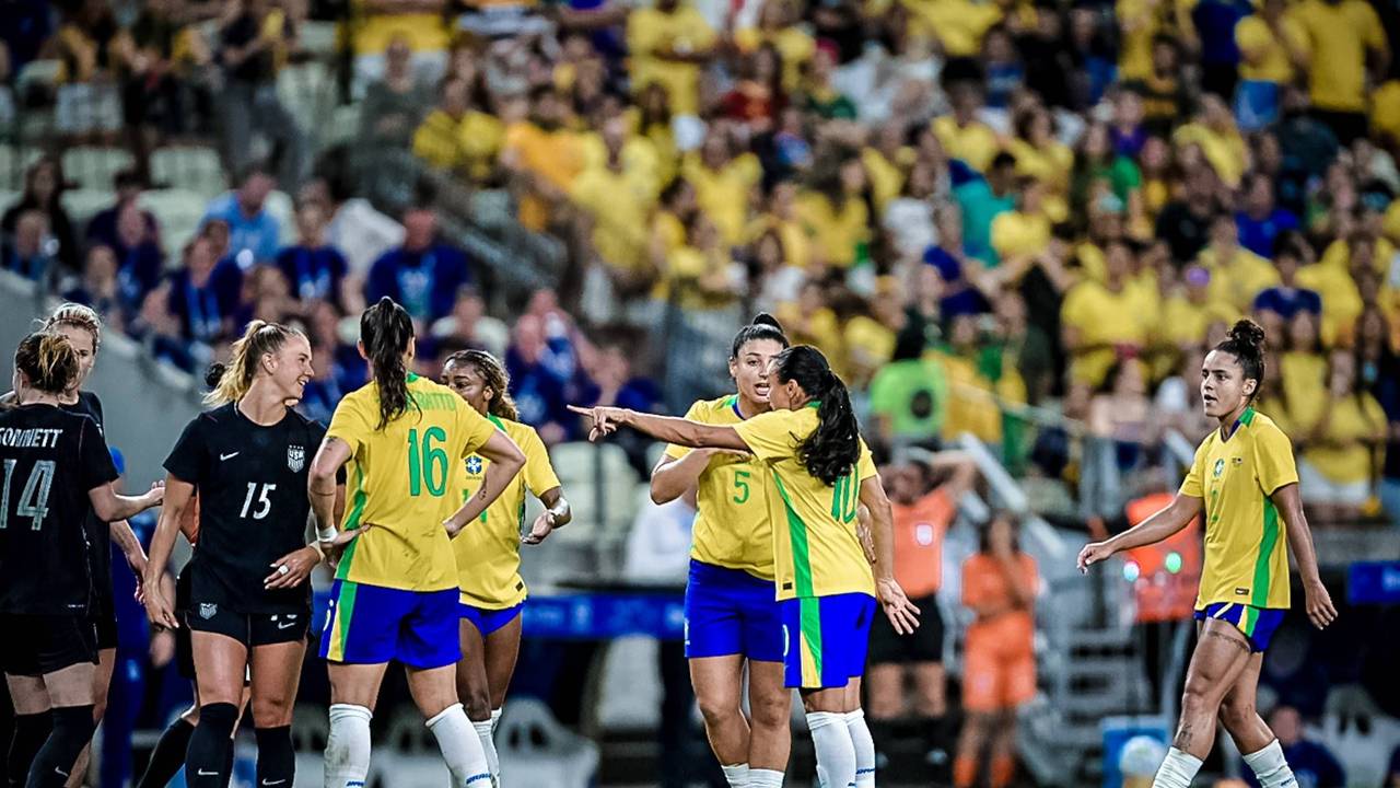 Die Spielerinnen der Teams aus Brasilein und den USA gestiulieren auf dem Rasen.
