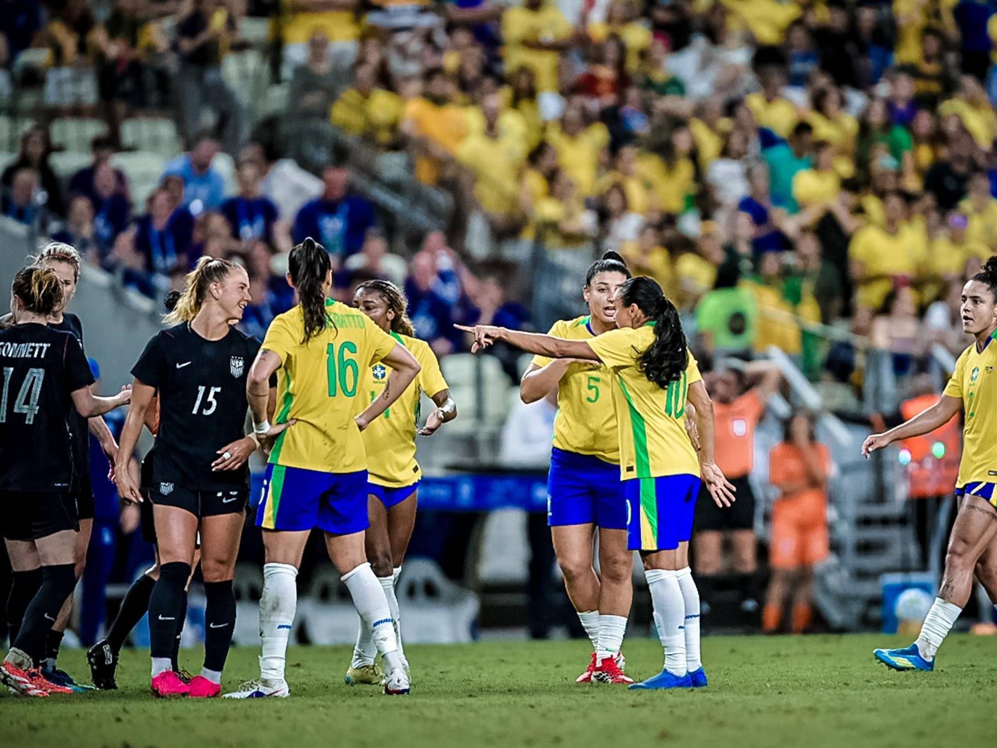 Die Spielerinnen der Teams aus Brasilein und den USA gestiulieren auf dem Rasen.