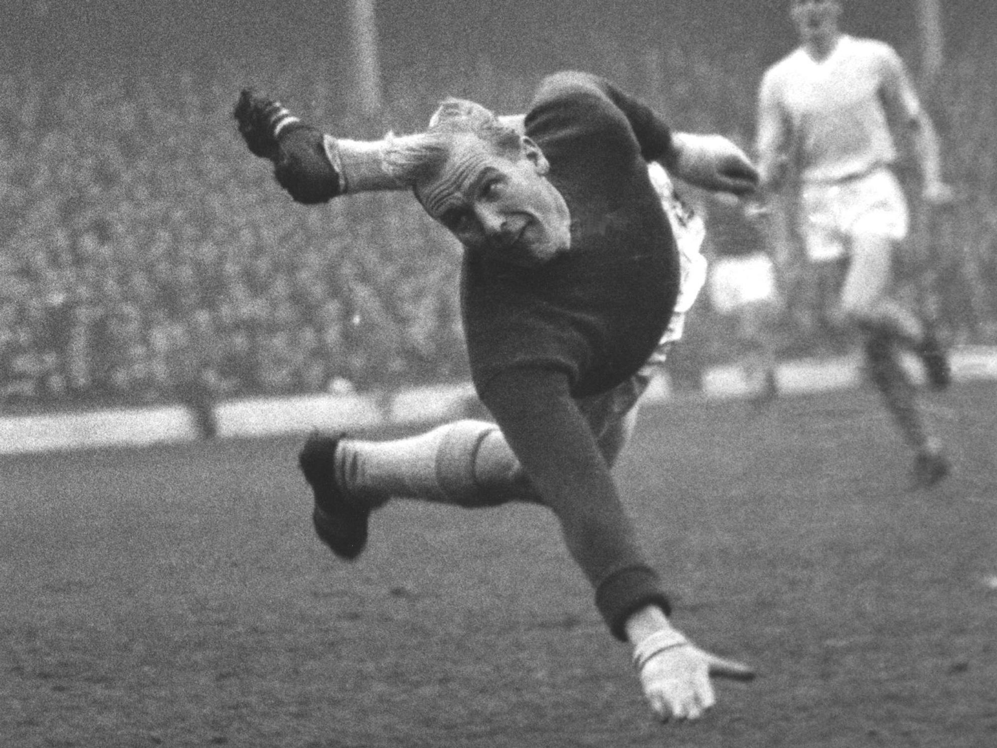 Für seine Flugeinlagen war Bernd Trautmann bekannt. Und doch definierte er sein Torwartspiel vor allem über die Antizipation. (Bild: Allsport Hulton/Archive)