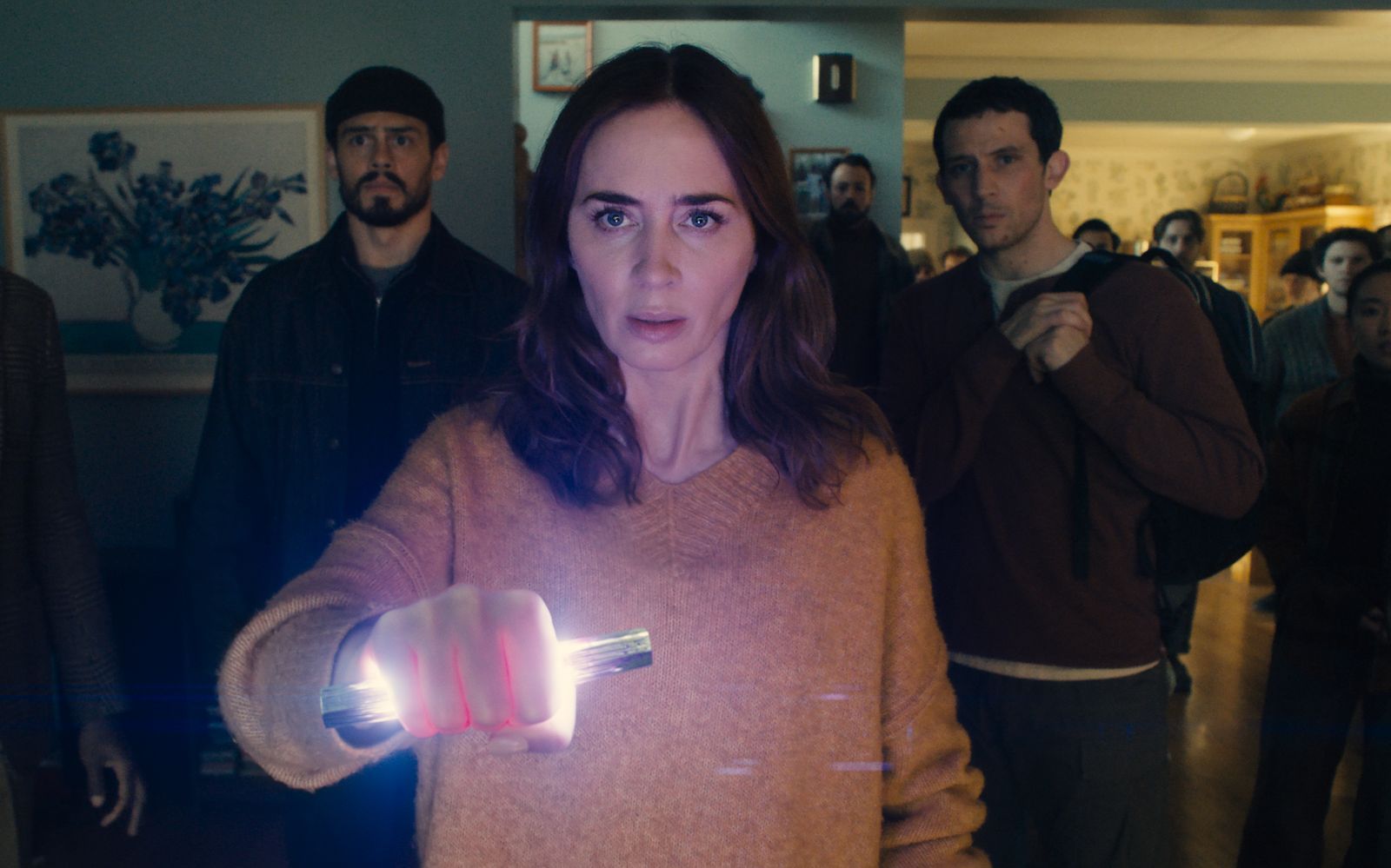 Emily Blunt (Mitte) und Josh O'Connor (rechts) spielen zwei der Hauptrollen in Steven Spielbergs „Disclosure Day“. (Bild: Universal Studios)