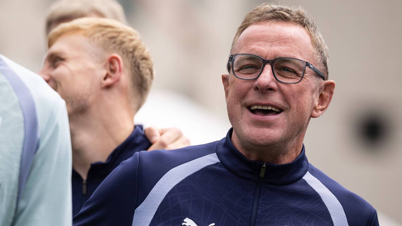 Ralf Rangnick mit guter Laune beim Training.