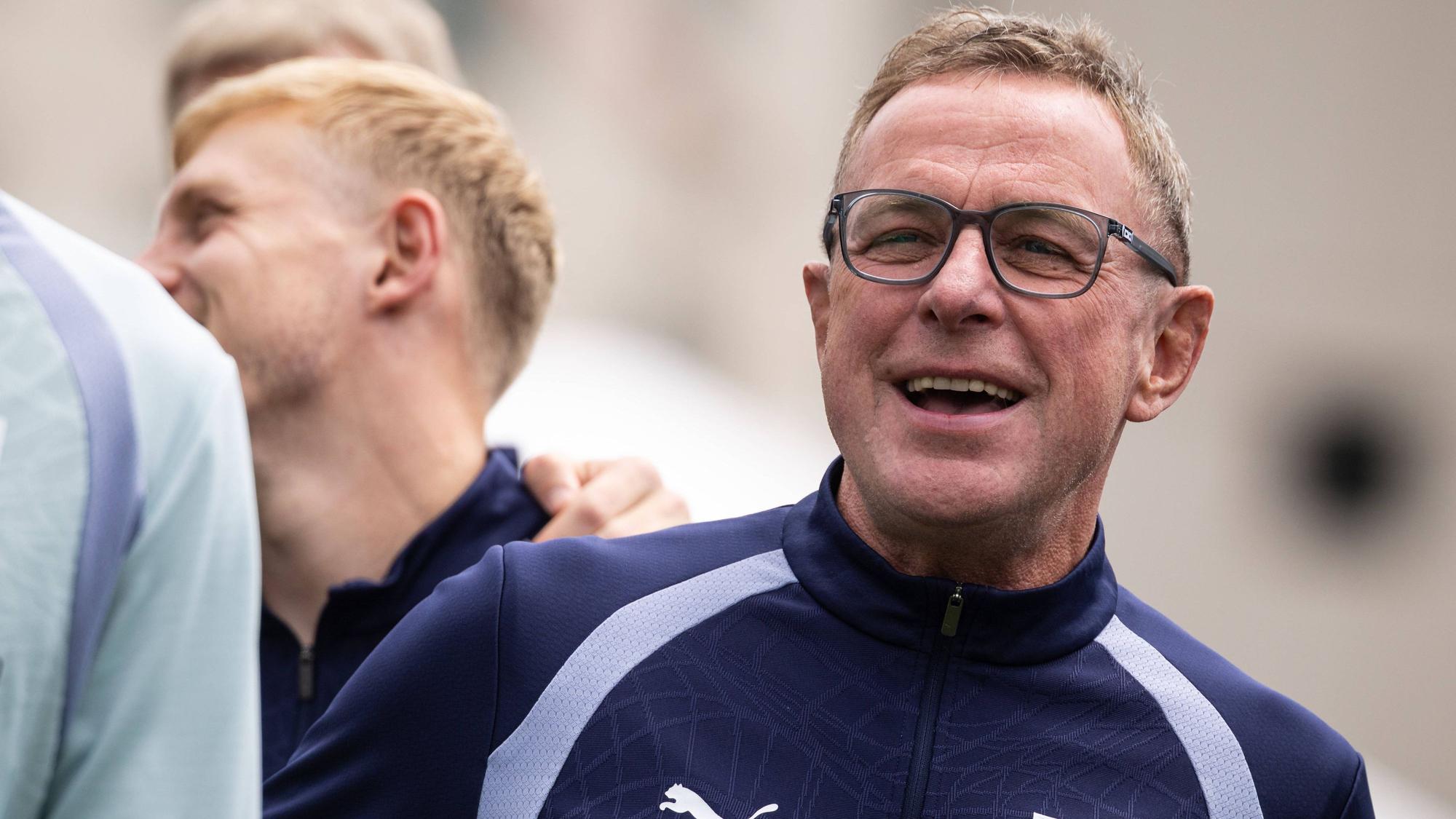 Ralf Rangnick mit guter Laune beim Training.