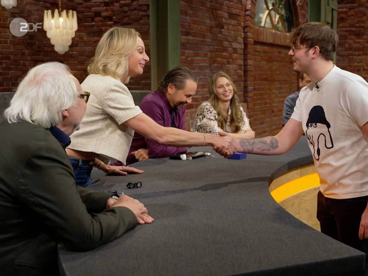 „Herzlichen Glückwunsch“, gratulierte Susanne Steiger dem Verkäufer Leon und erklärte lächelnd: „Also, so habe ich noch nie drei Ringe gekauft.“ (Bild: ZDF)