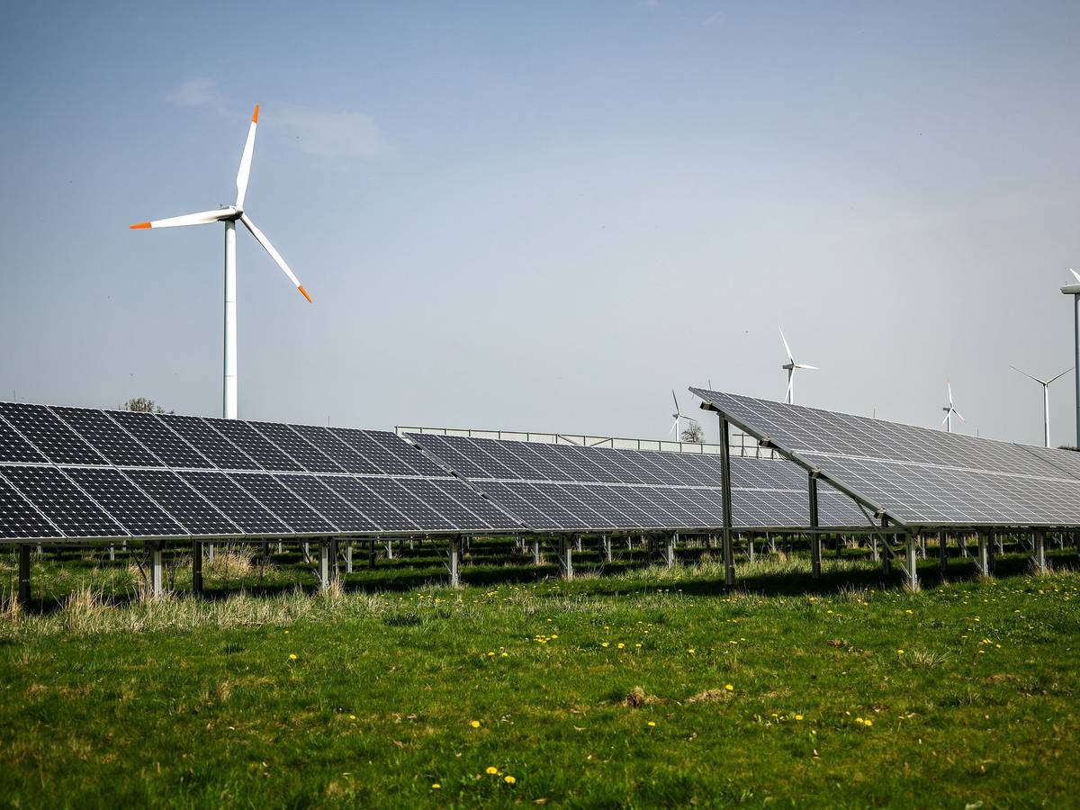 Windräder hinter Solaranlagen