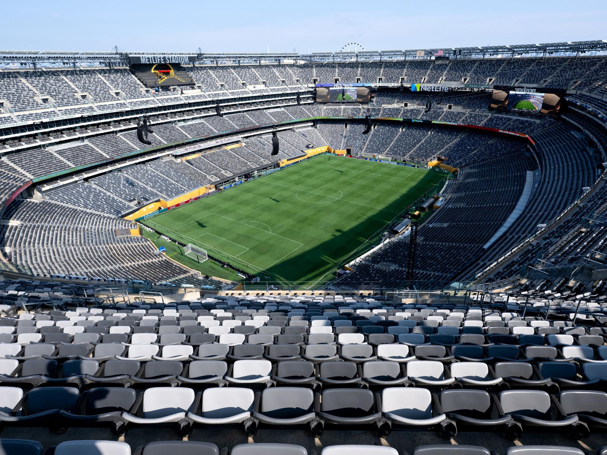 Blick von den Rängen einer Fußball-Arena auf den Rasen