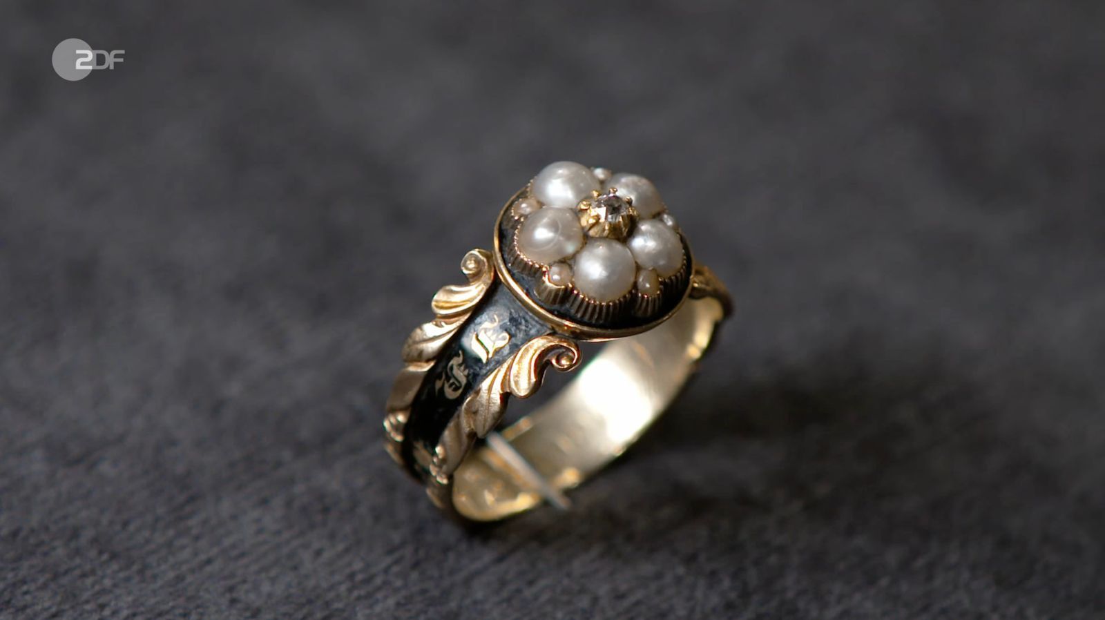 Der dritte Ring des Trios bestand aus 750er-Gold, war mit Diamant und Perlen besetzt und einer Punze zufolge 1810 in London geprüft. (Bild: ZDF)