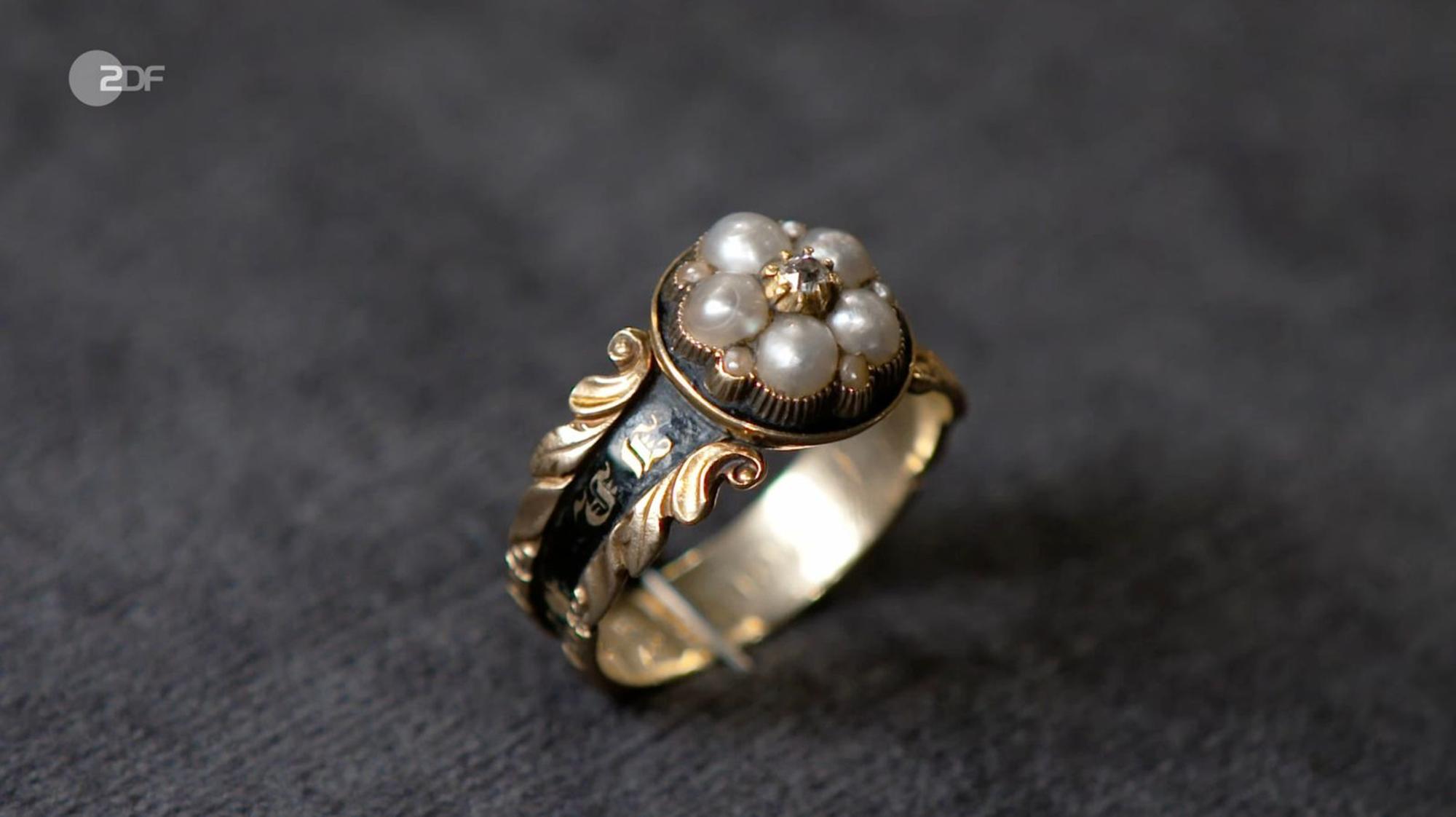 Der dritte Ring des Trios bestand aus 750er-Gold, war mit Diamant und Perlen besetzt und einer Punze zufolge 1810 in London geprüft. (Bild: ZDF)
