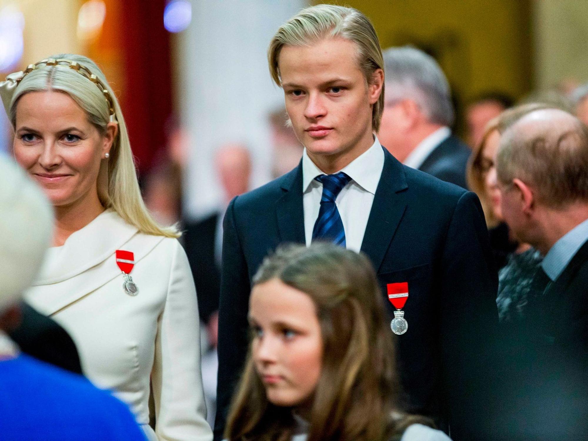 Mette-Marit und ihr Sohn Marius Borg Høiby bei einem Empfang.
