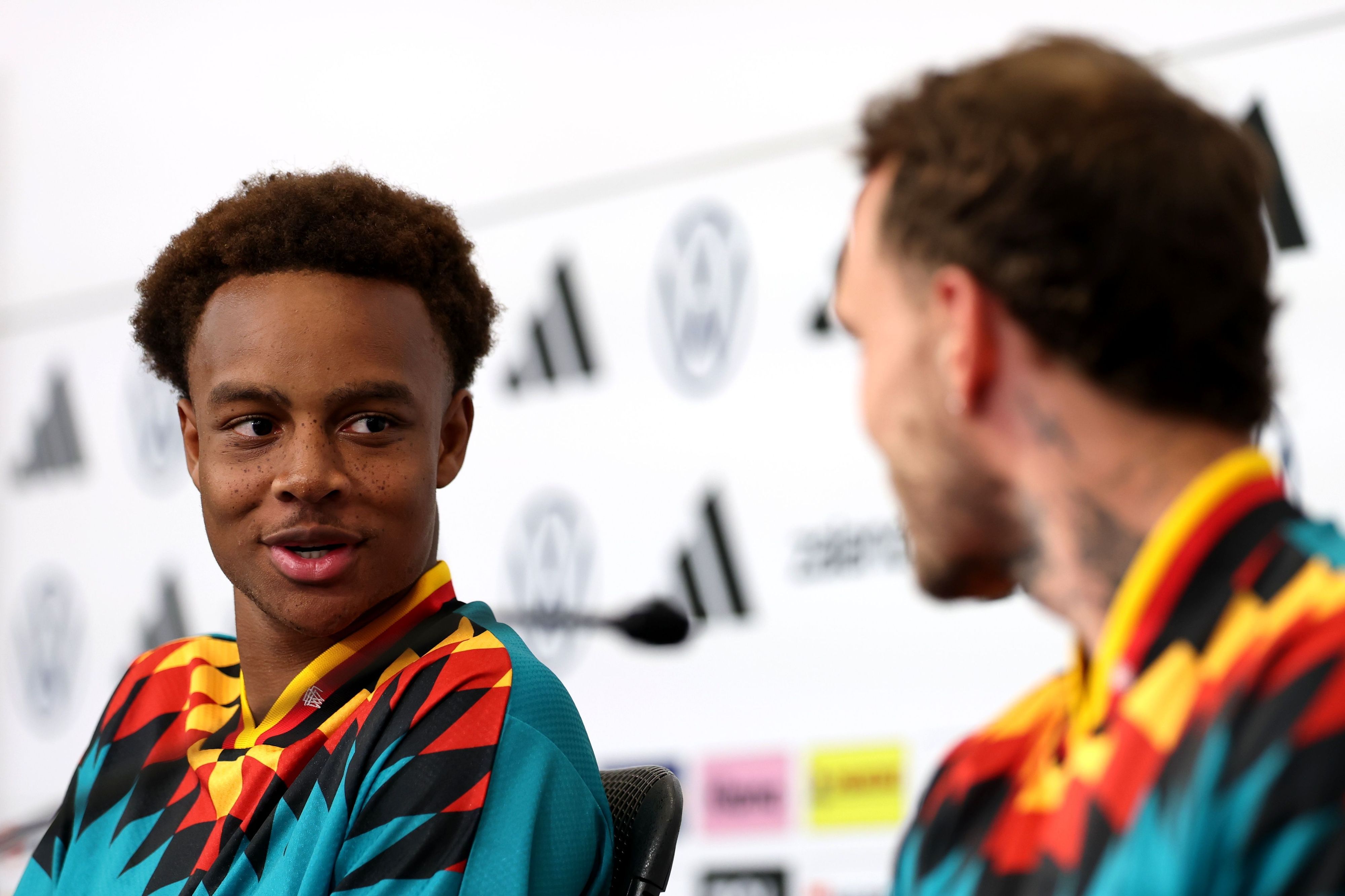 Assan Ouedraogo (l.) schaut David Raum bei der Pressekonferenz an.