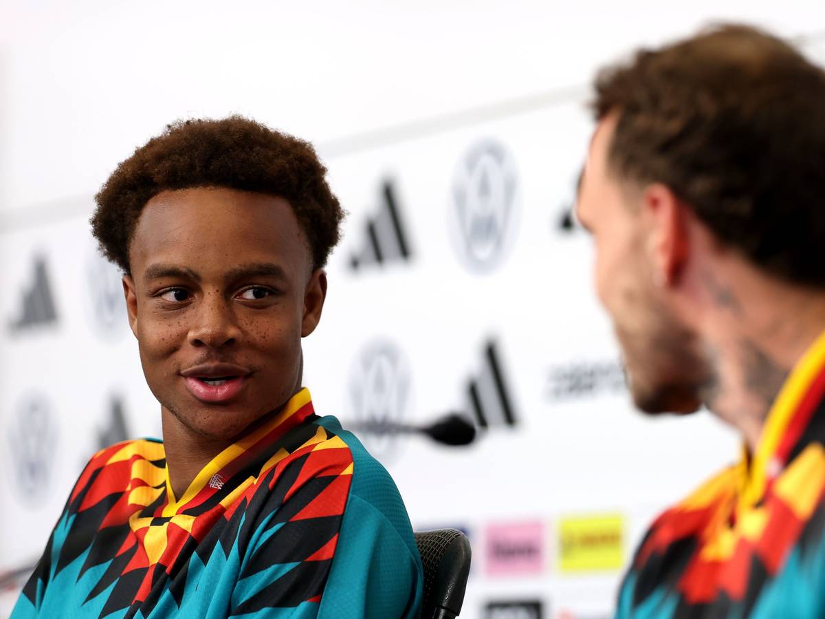 Assan Ouedraogo (l.) schaut David Raum bei der Pressekonferenz an.