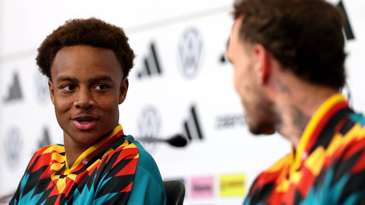 Assan Ouedraogo (l.) schaut David Raum bei der Pressekonferenz an.