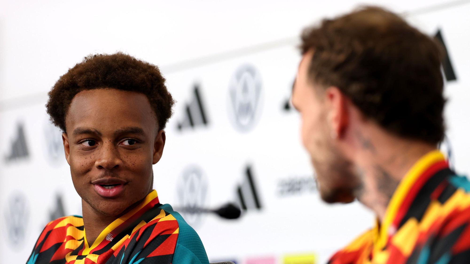 Assan Ouedraogo (l.) schaut David Raum bei der Pressekonferenz an.