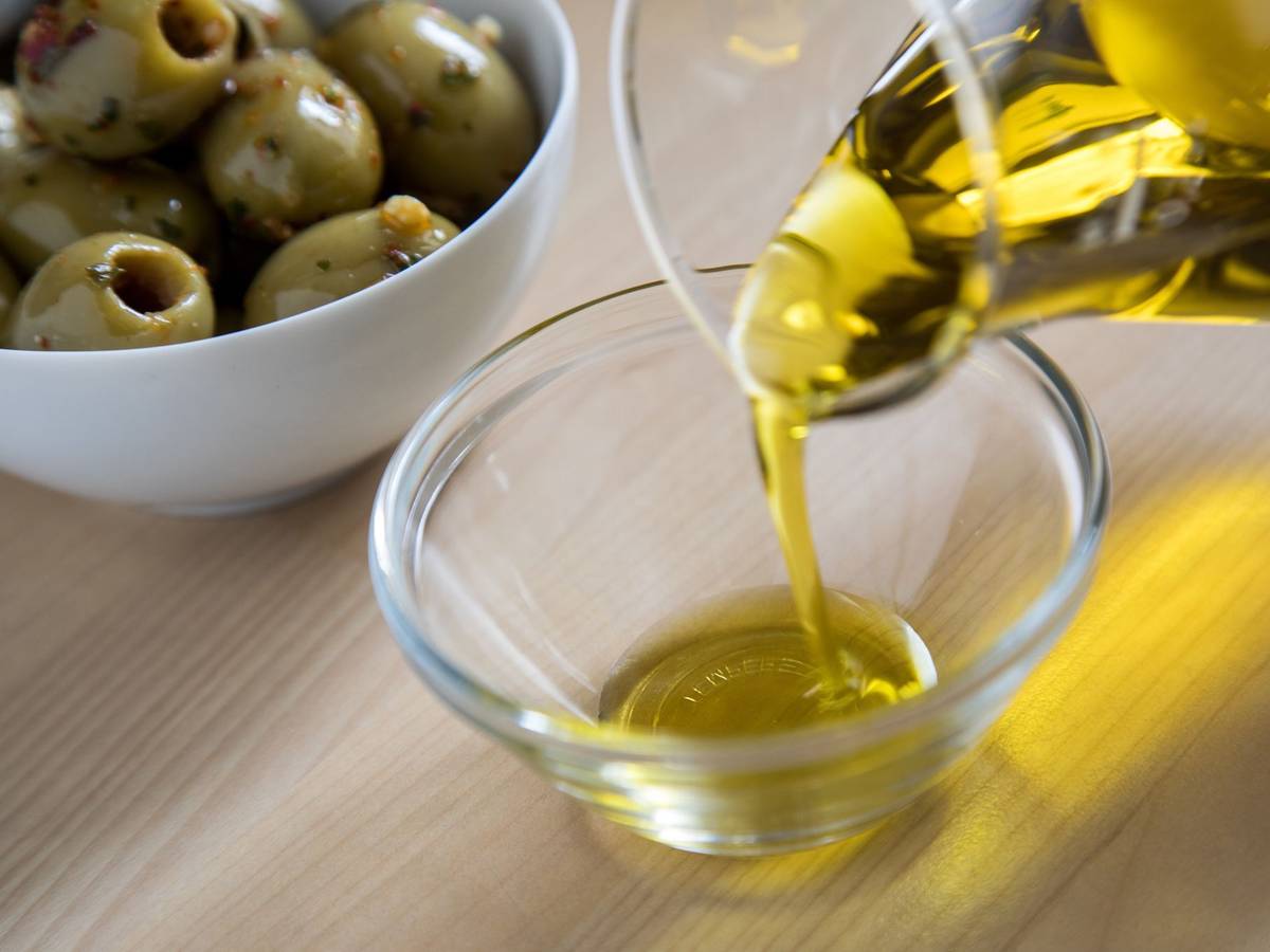 Olivenöl wird in ein Schälchen gegossen