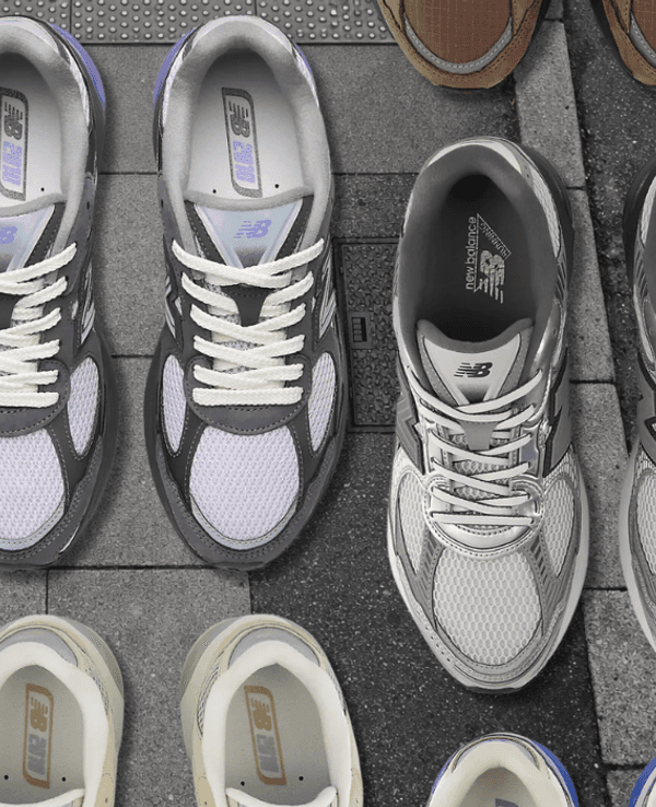Die neuen New Balance ABZORB 2010 Sneaker vor einem Straßenhintergrund in verschiedenen Colorways abgebieldet.