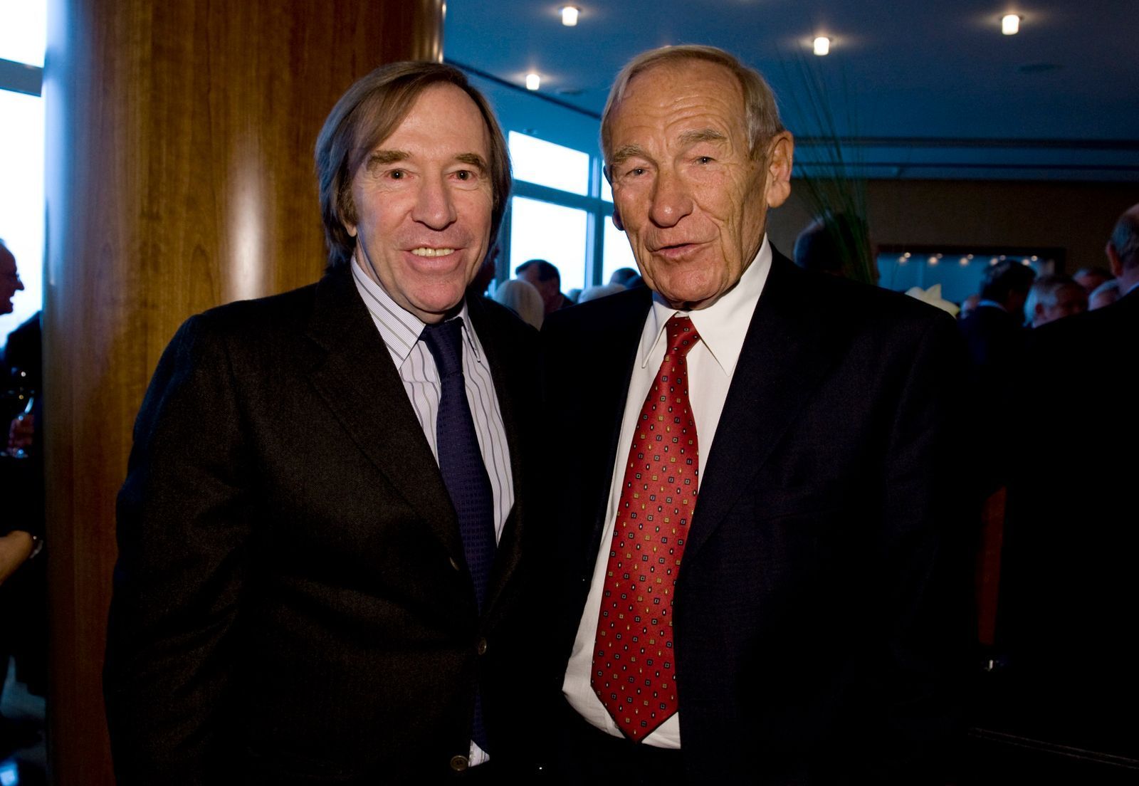 Größen des Fußballs: Günther Netzer (links) und Bernd Trautmann bei einer Ehrung für den deutschen Torhüter durch den DFB. (Bild: Markus Gilliar-Pool / 2008 Getty Images)