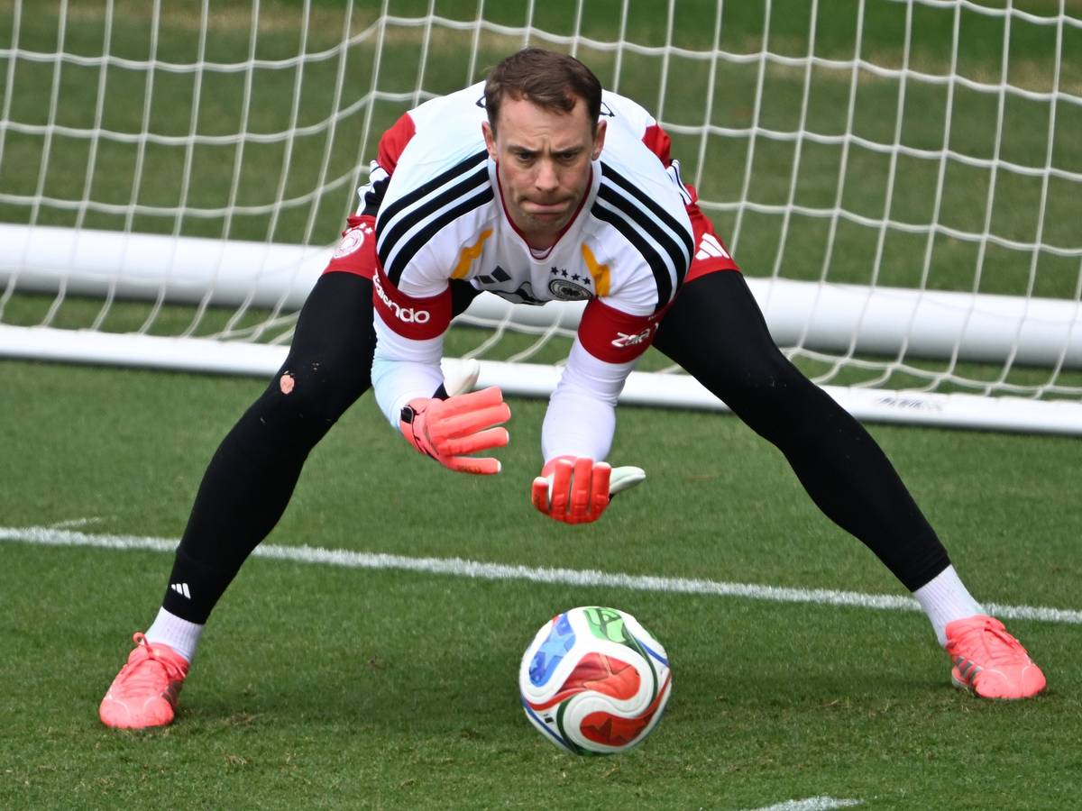 Manuel Neuer steht beim DFB-Training im Tor