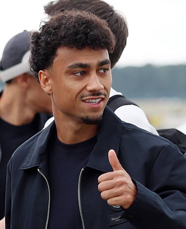 Nathaniel Brown zeigt einen Daumen nach oben.
