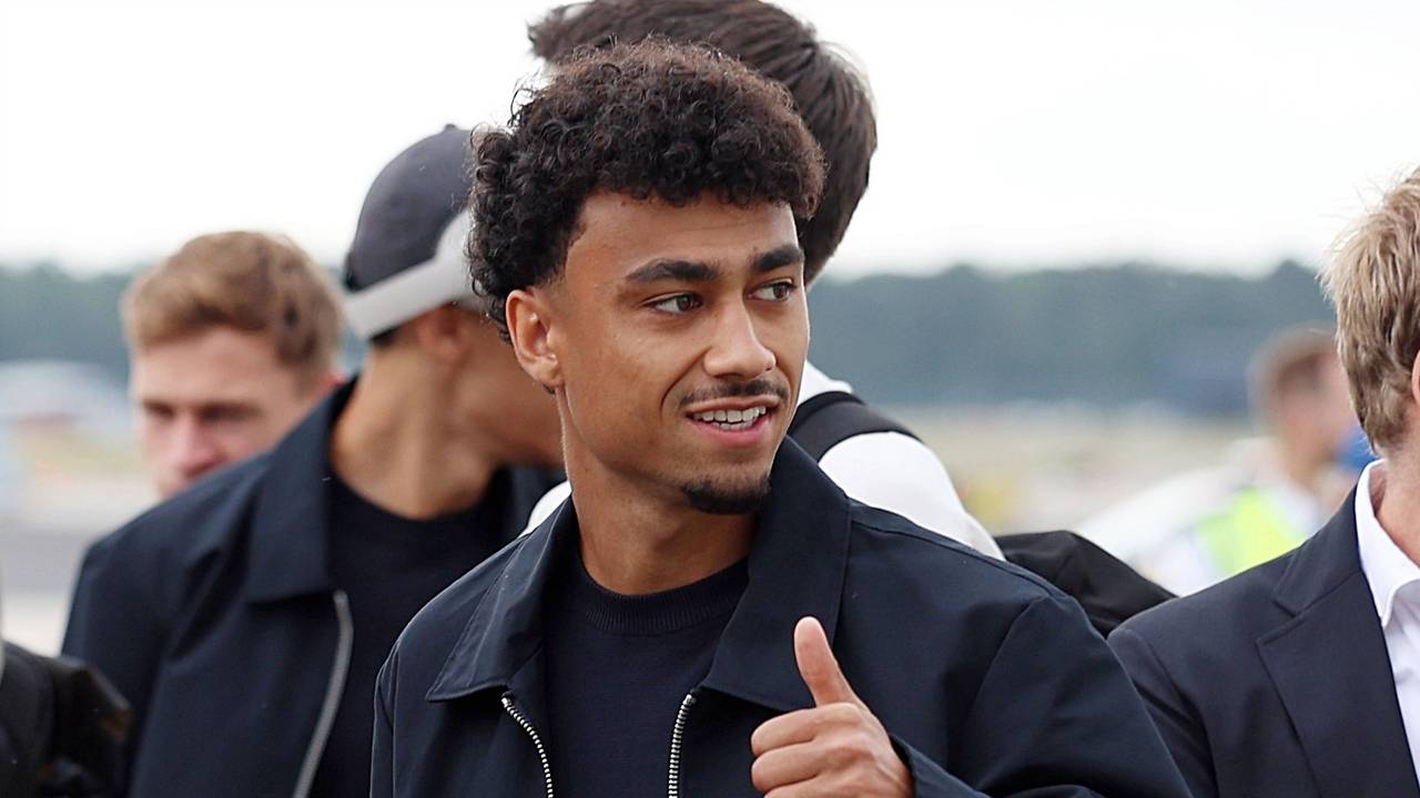Nathaniel Brown zeigt einen Daumen nach oben.