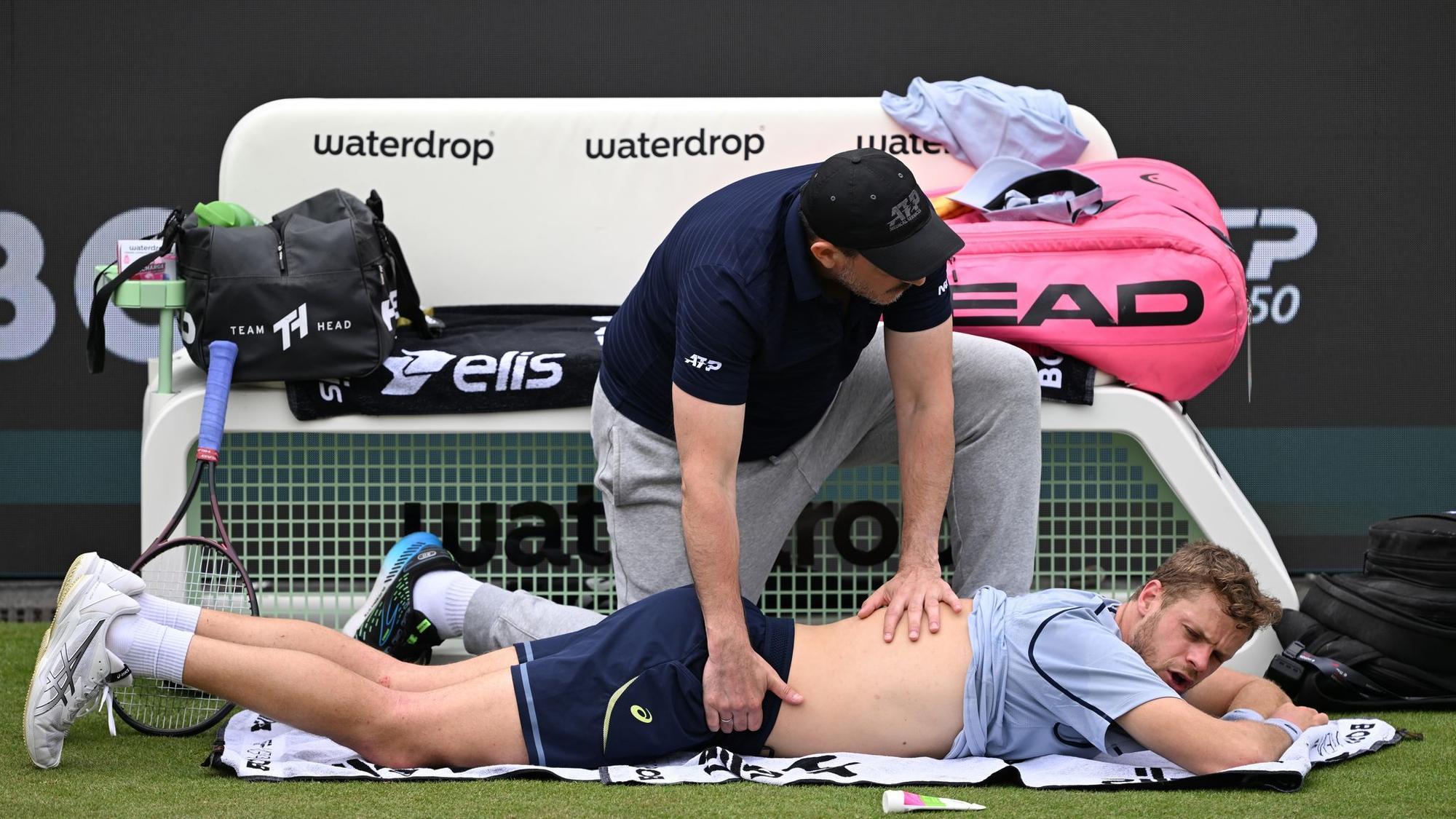 Medizinische Auszeit für Hanfmann: Der deutsche Tennisprofi ließ sich im dritten Satz behandeln.