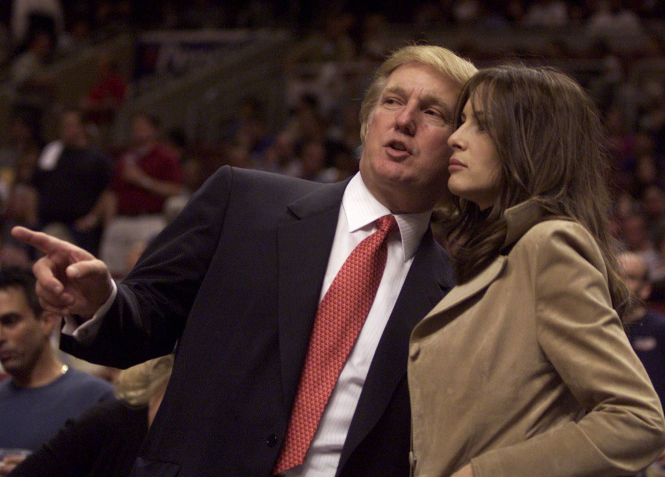 Donald Trump 2001 zusammen mit seiner späteren Frau Melania bei einem Basketballspiel in Philadelphia.