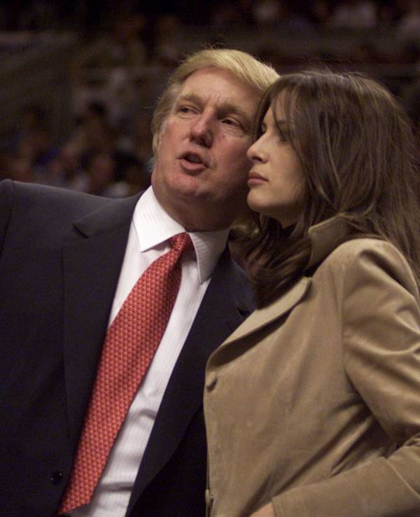 Donald Trump 2001 zusammen mit seiner späteren Frau Melania bei einem Basketballspiel in Philadelphia.