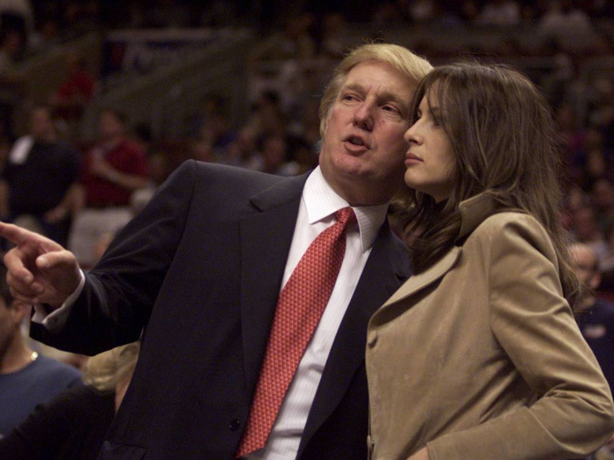 Donald Trump 2001 zusammen mit seiner späteren Frau Melania bei einem Basketballspiel in Philadelphia.