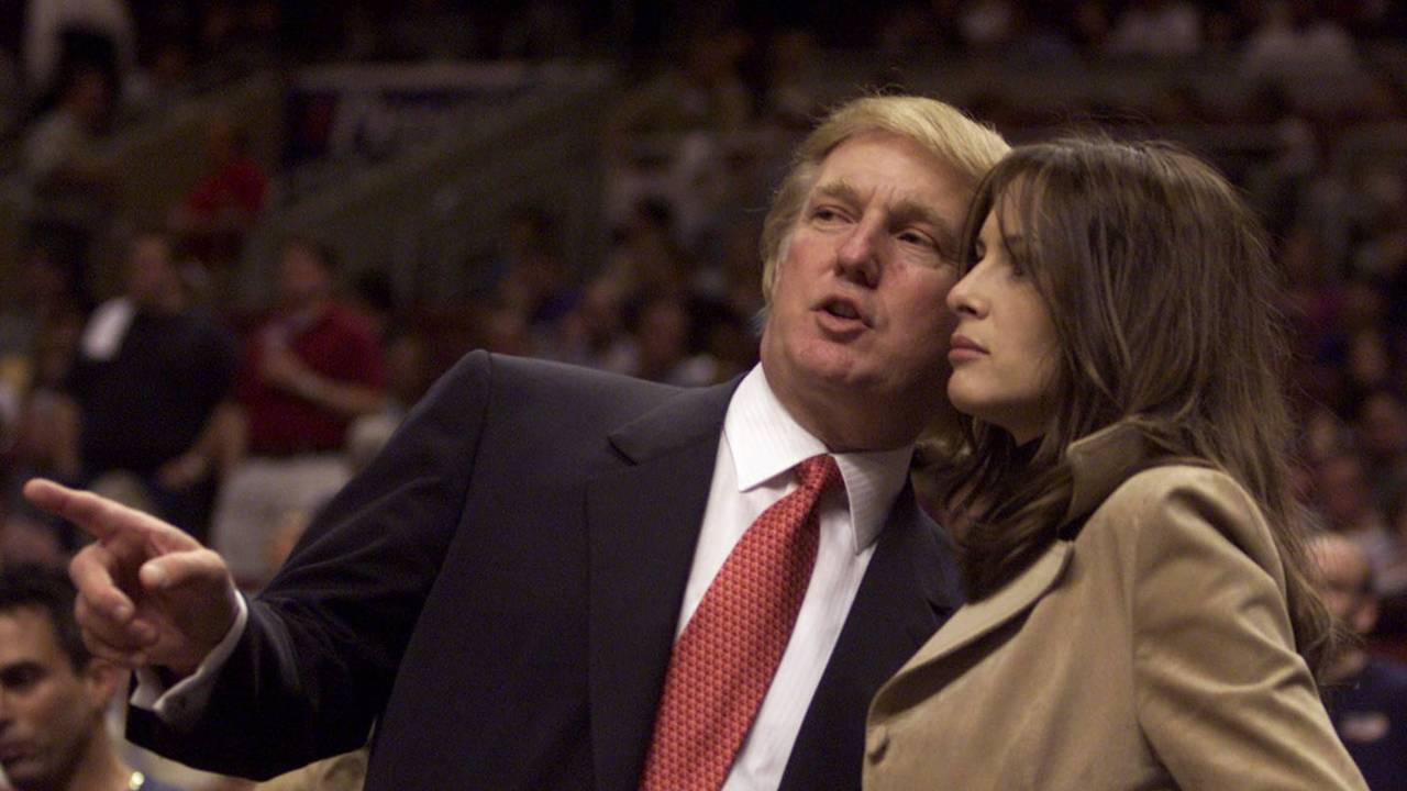 Donald Trump 2001 zusammen mit seiner späteren Frau Melania bei einem Basketballspiel in Philadelphia.