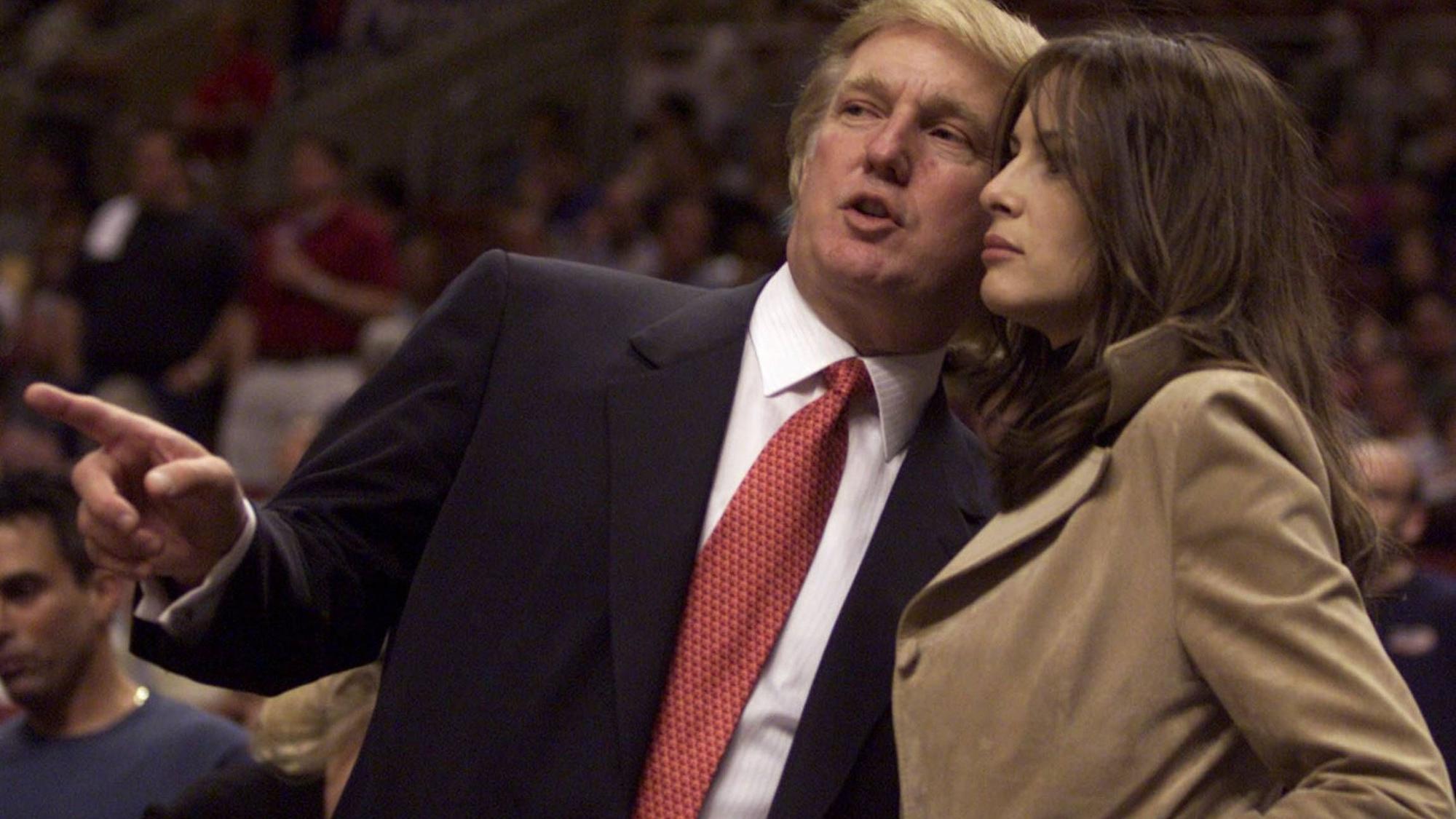 Donald Trump 2001 zusammen mit seiner späteren Frau Melania bei einem Basketballspiel in Philadelphia.