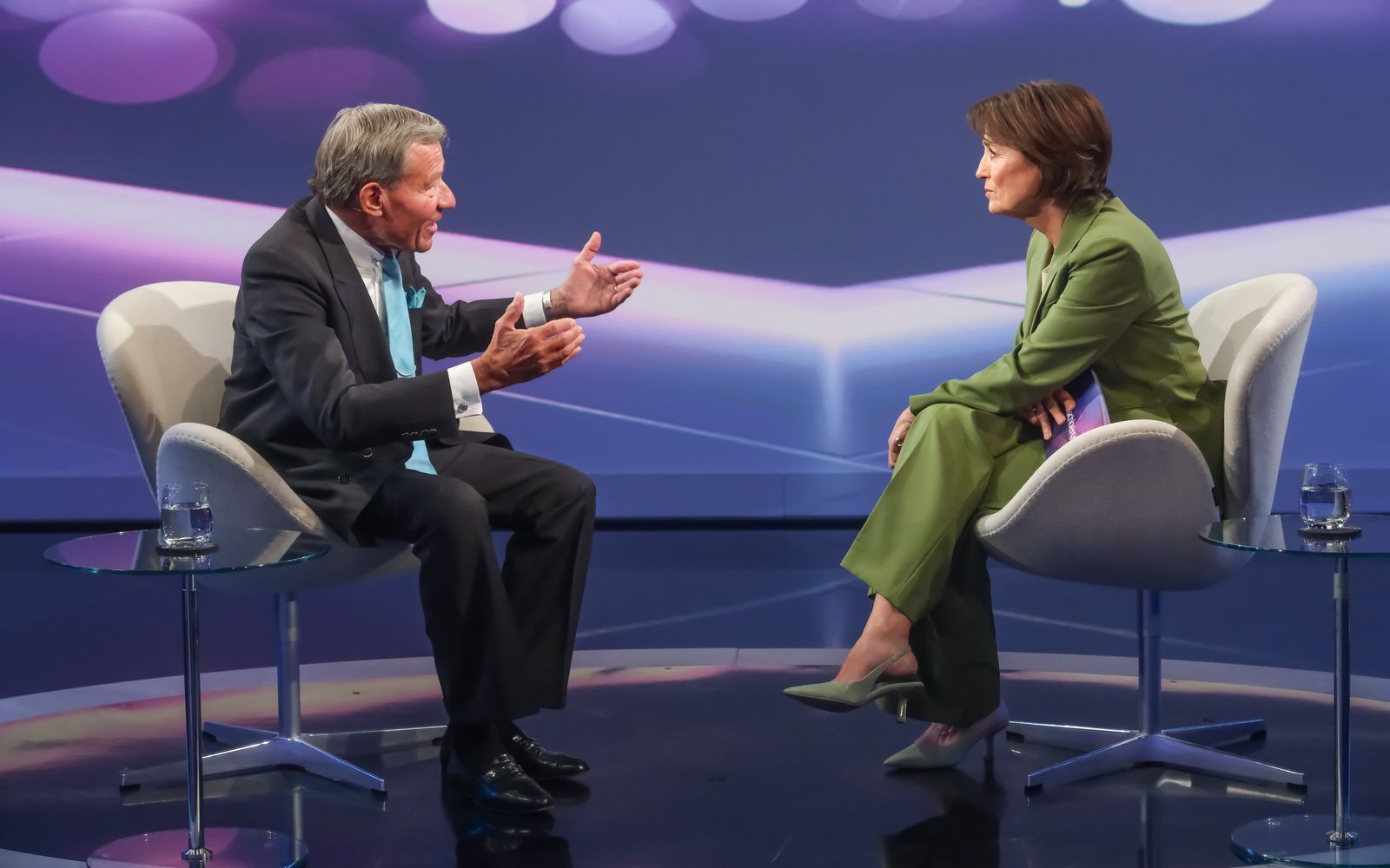 Im Gespräch mit Sandra Maischberger erklärte Wolfgang Grupp, warum die Politik nichts für ihn sei. (Bild: WDR/ Oliver Ziebe)
