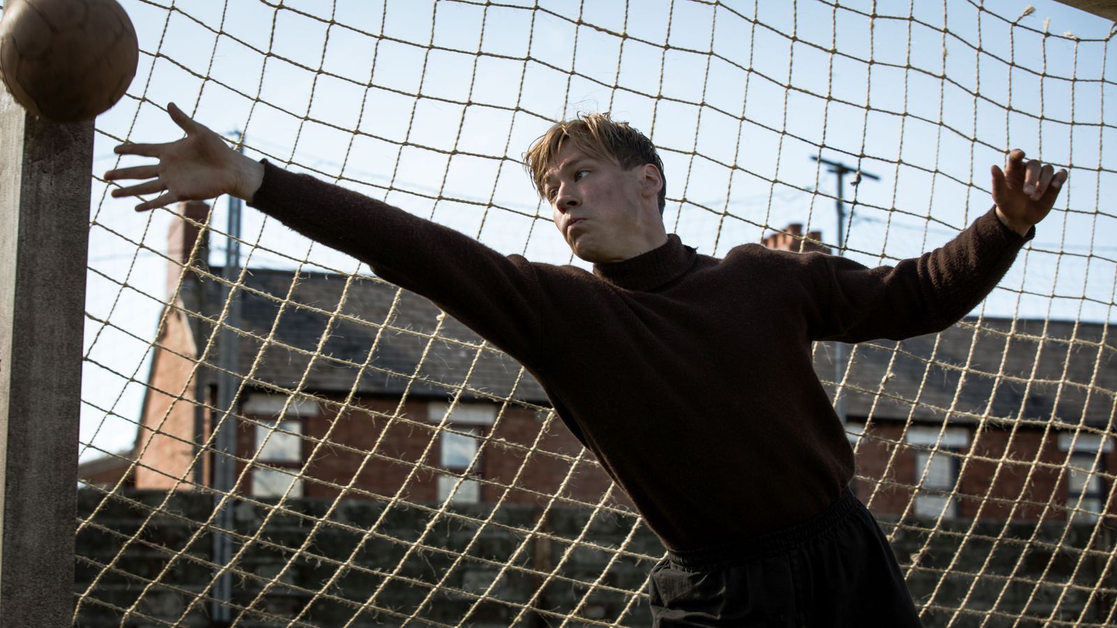 Im Mittelpunkt des Kino-Biopics steht Trautmanns (David Kross) Zeit im Gefangenenlager. Bei einem Elfmeterschießen dort verspricht er: „Ich halte jeden.“ Was er auch tat. In seiner Karriere bei Manchester City waren es mehr als 60 Prozent.  (Bild: ARD Degeto/Lieblingsfilm/Zephyr Films/British Film/Adrian Monaghan)