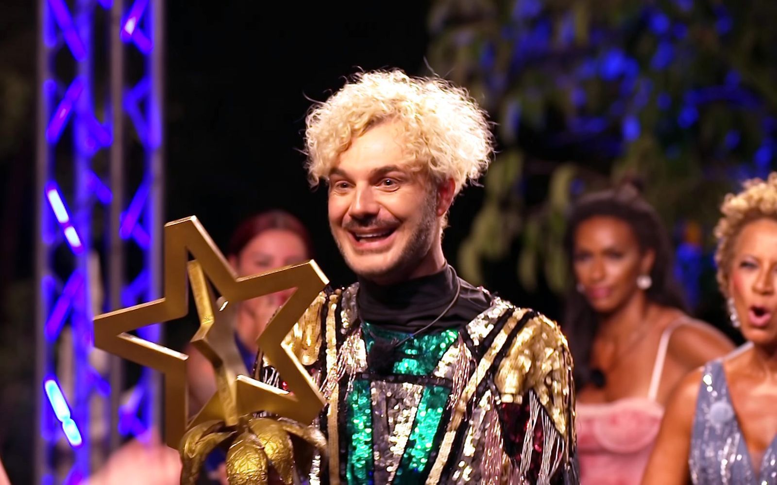 Sam Dylan heißt der Sieger von „Kampf der RealityAllstars“ (RTLZWEI): Von seiner Siegprämie gab er den letzten Mitstreitern je 2.000 Euro ab - den hässlichen Pokal hat er hoffentlich vor Ort begraben. (Bild: RTLZWEI)