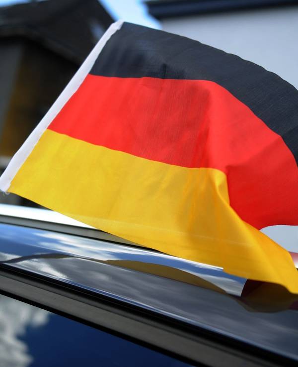 Deutschland-Fahne am Auto