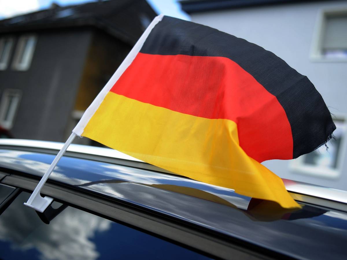 Deutschland-Fahne am Auto