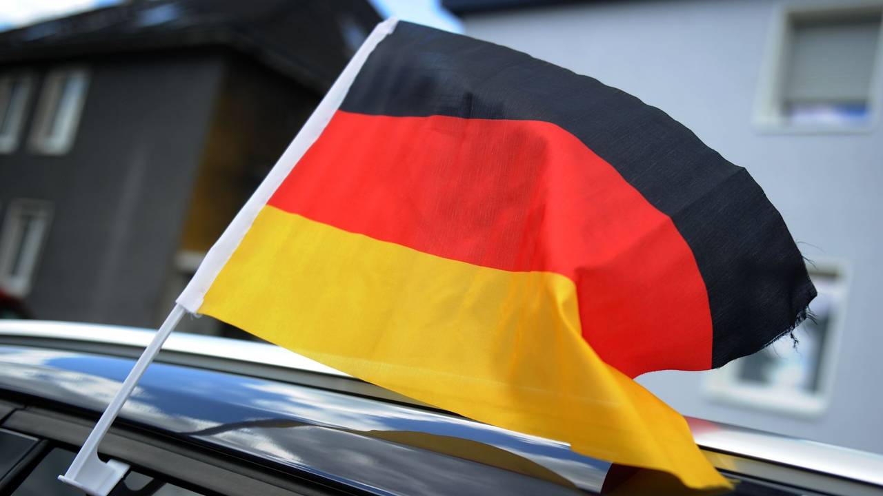 Deutschland-Fahne am Auto