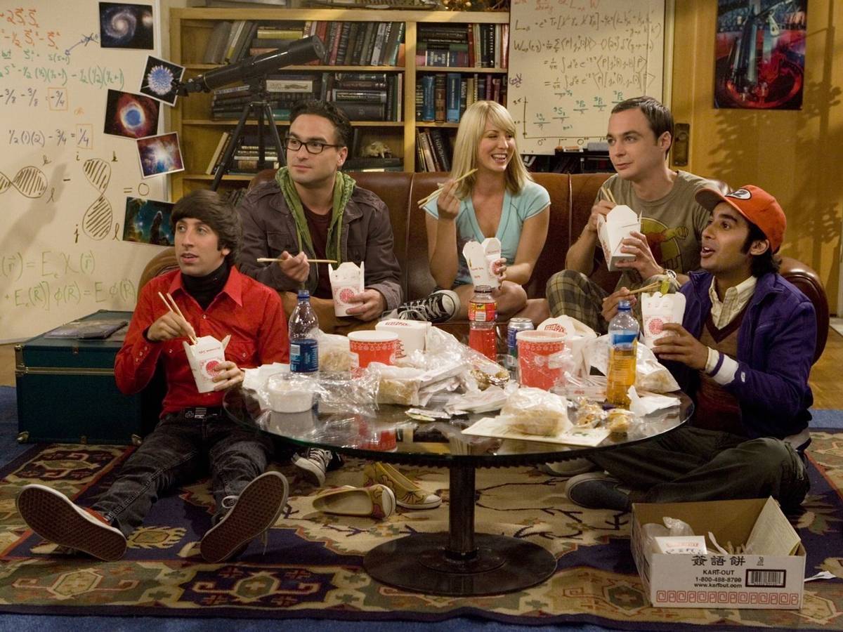 „The Big Bang Theory“, die Serie um vier befreundete Nerds und ihre Nachbarin Penny ist ein moderner Sitcom-Klassiker. Von links: Simon Helberg, Johnny Galecki, Kaley Cuoco, Jim Parsons und Kunal Nayyar. (Bild: ProSieben / Warner Bros. TV)