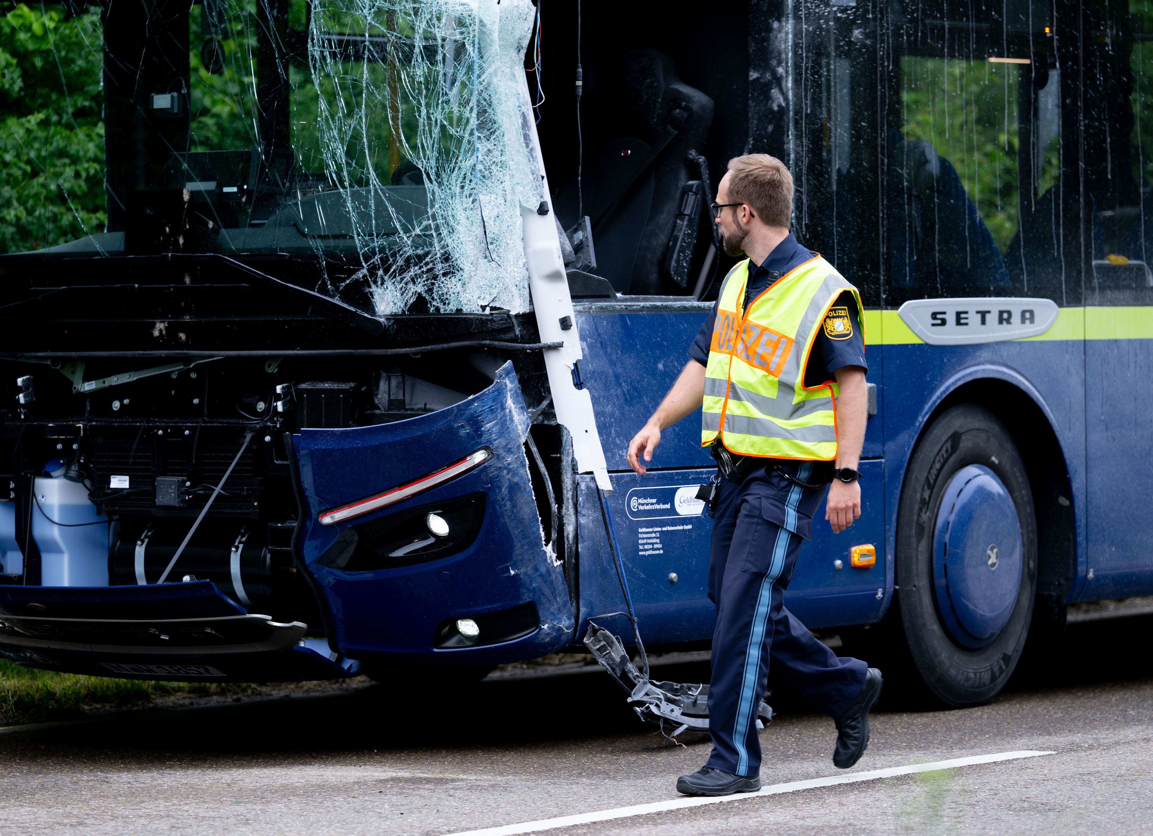 Ein Linienbus steht nach einem Zusammenstoß mit einem anderen Bus beschädigt auf der Straße. Zahlreiche Grundschüler sind in einem Reisebus auf einer Straße in Oberbayern unterwegs, als es plötzlich zur Kollision mit einem Linienbus kommt.