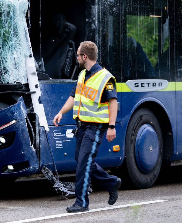 Ein Linienbus steht nach einem Zusammenstoß mit einem anderen Bus beschädigt auf der Straße. Zahlreiche Grundschüler sind in einem Reisebus auf einer Straße in Oberbayern unterwegs, als es plötzlich zur Kollision mit einem Linienbus kommt.