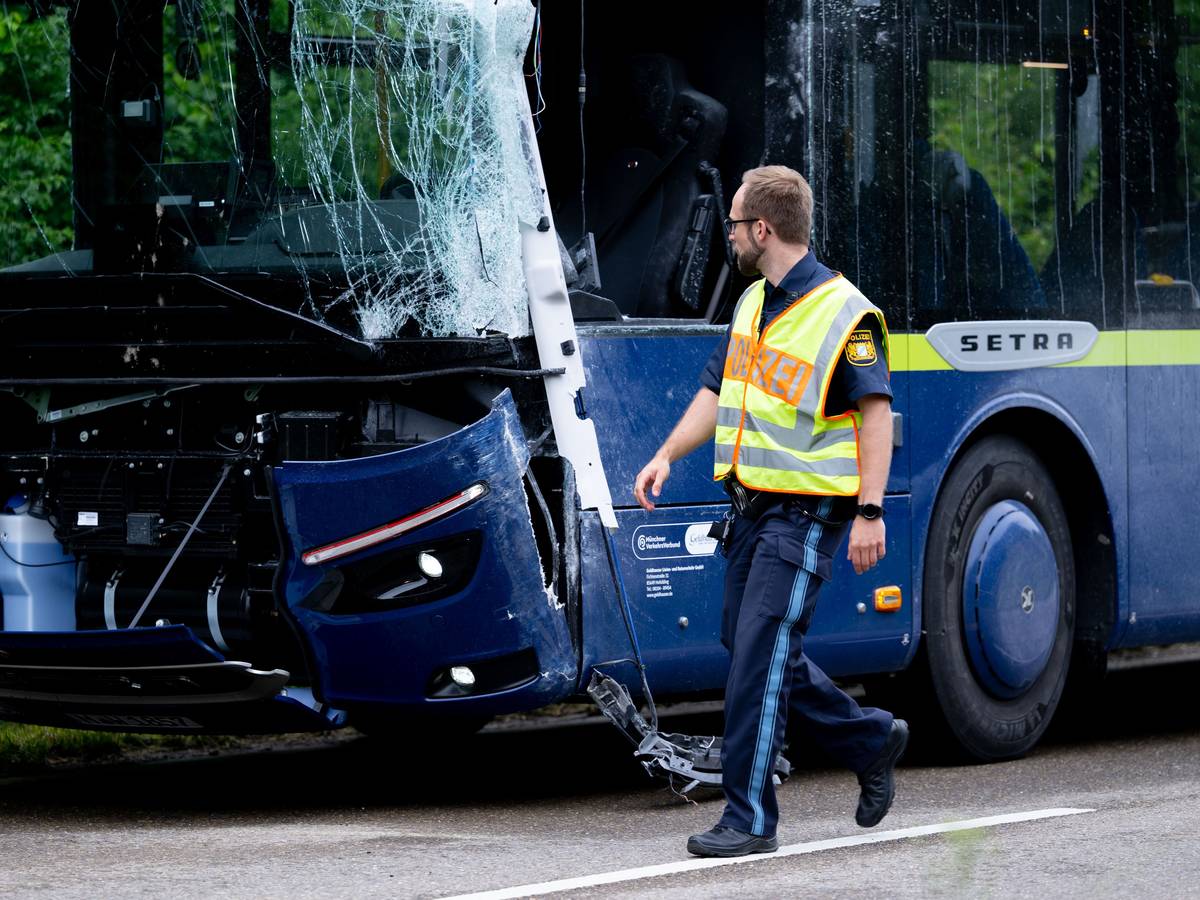 Ein Linienbus steht nach einem Zusammenstoß mit einem anderen Bus beschädigt auf der Straße. Zahlreiche Grundschüler sind in einem Reisebus auf einer Straße in Oberbayern unterwegs, als es plötzlich zur Kollision mit einem Linienbus kommt.