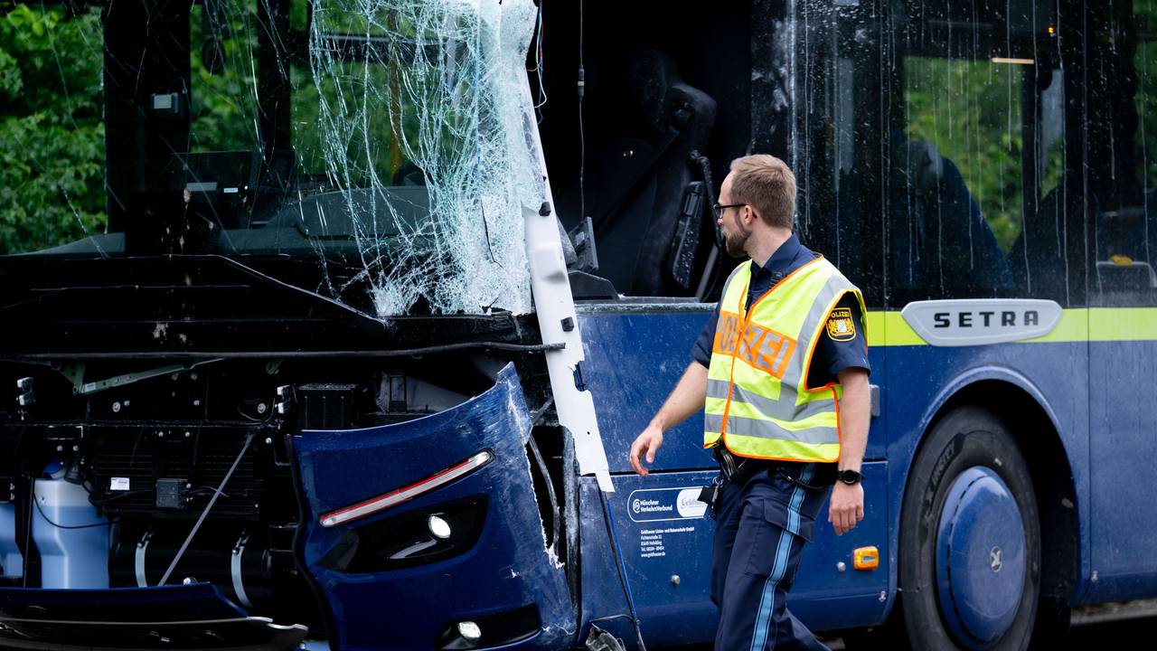 Ein Linienbus steht nach einem Zusammenstoß mit einem anderen Bus beschädigt auf der Straße. Zahlreiche Grundschüler sind in einem Reisebus auf einer Straße in Oberbayern unterwegs, als es plötzlich zur Kollision mit einem Linienbus kommt.
