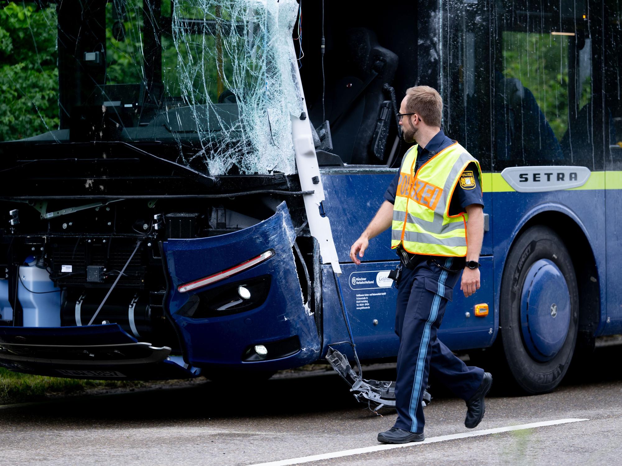 Ein Linienbus steht nach einem Zusammenstoß mit einem anderen Bus beschädigt auf der Straße. Zahlreiche Grundschüler sind in einem Reisebus auf einer Straße in Oberbayern unterwegs, als es plötzlich zur Kollision mit einem Linienbus kommt.