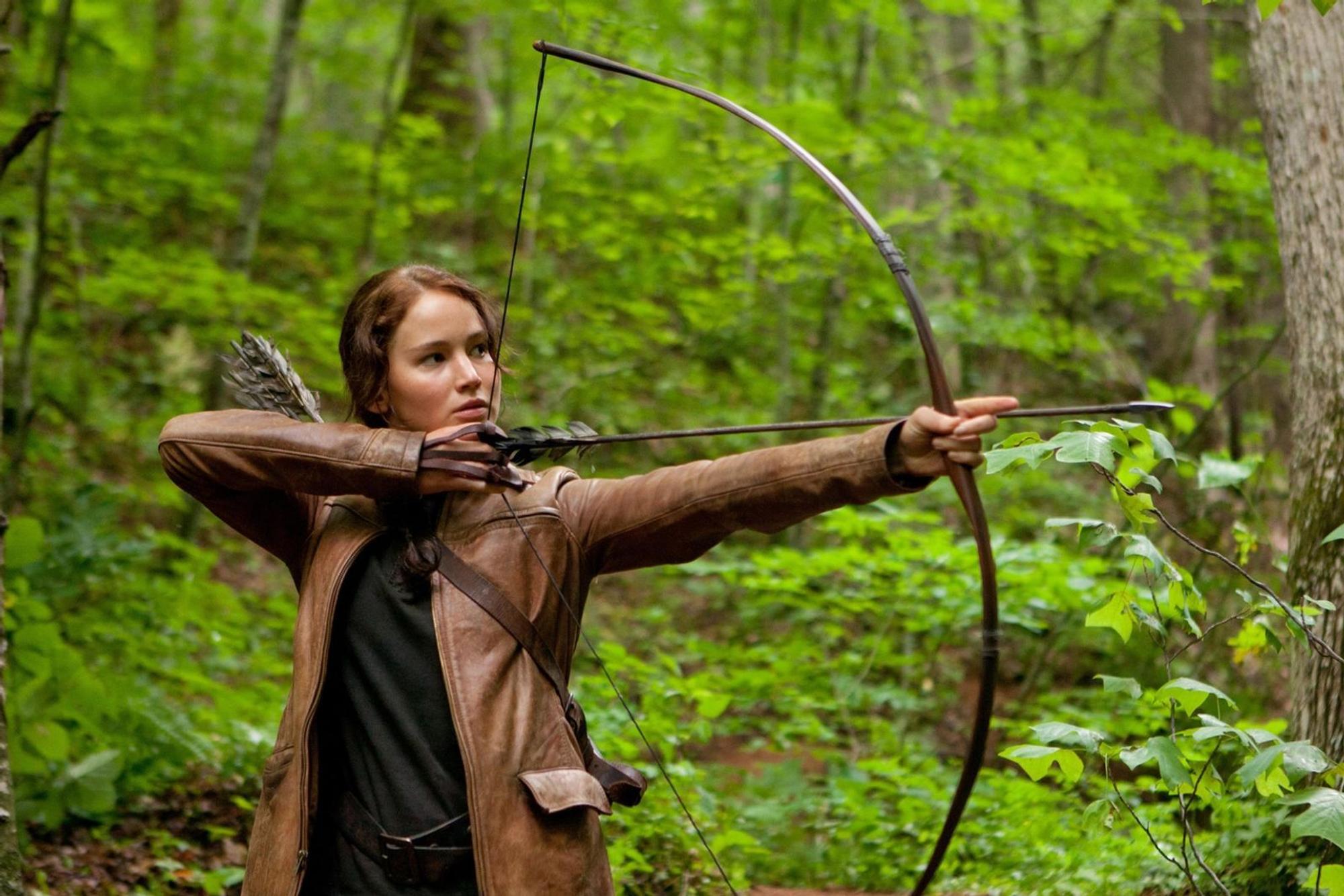 Katniss (Jennifer Lawrence) hat nicht viel zu lachen - auch vor den Hungerspielen nicht: Sie muss im Wald jagen, um ihre Mutter und ihre Schwester zu ernähren. (Bild: Studiocanal GmbH)