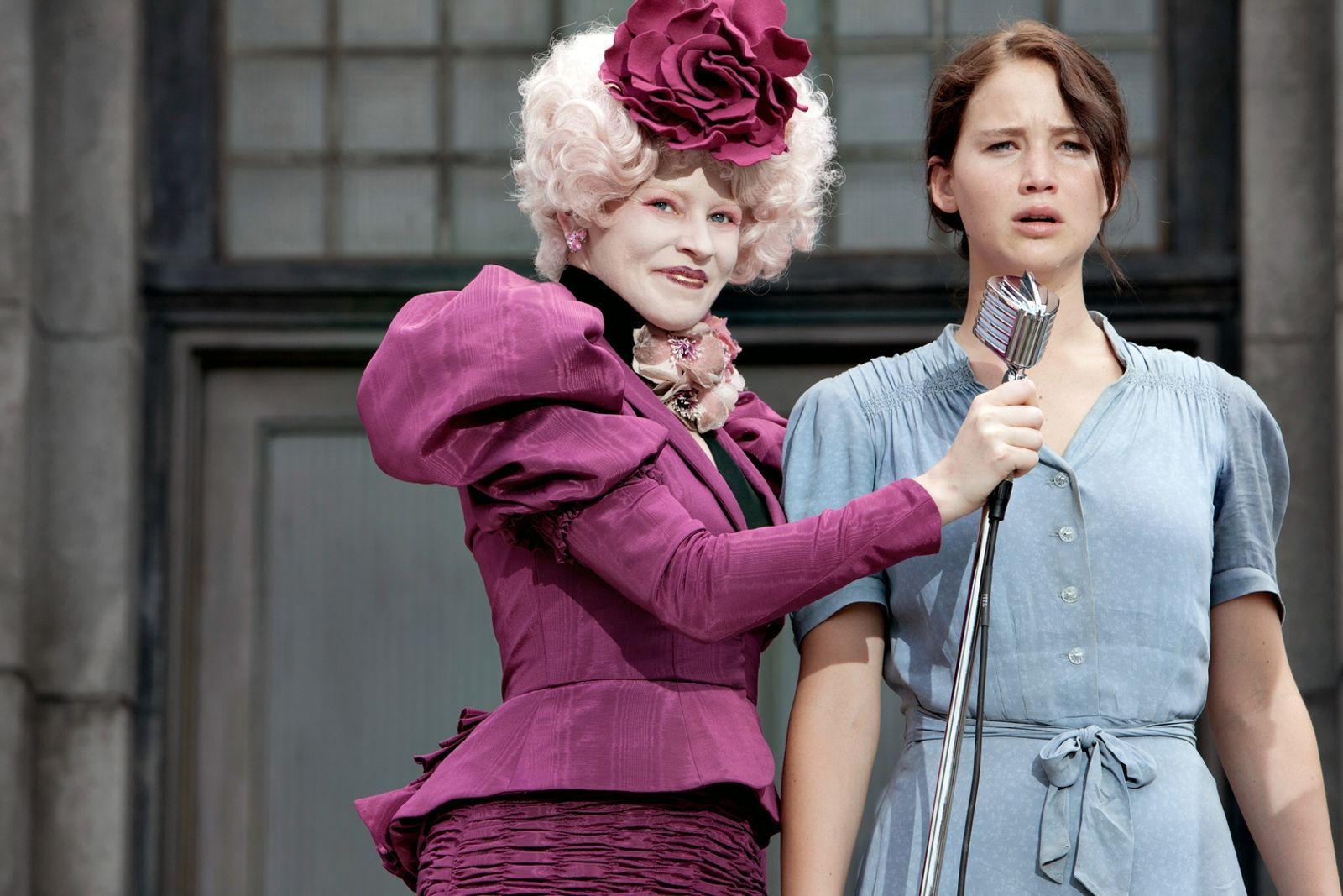 Als ihre kleine Schwester dazu auserkoren wird, an den blutigen Hungerspielen teilzunehmen, meldet sich Katniss (Jennifer Lawrence, rechts) freiwillig, um an ihrer Stelle in den Kampf zu ziehen. Die PR-Beauftragte (Elizabeth Banks) ist höchst erfreut. (Bild: Studiocanal GmbH)