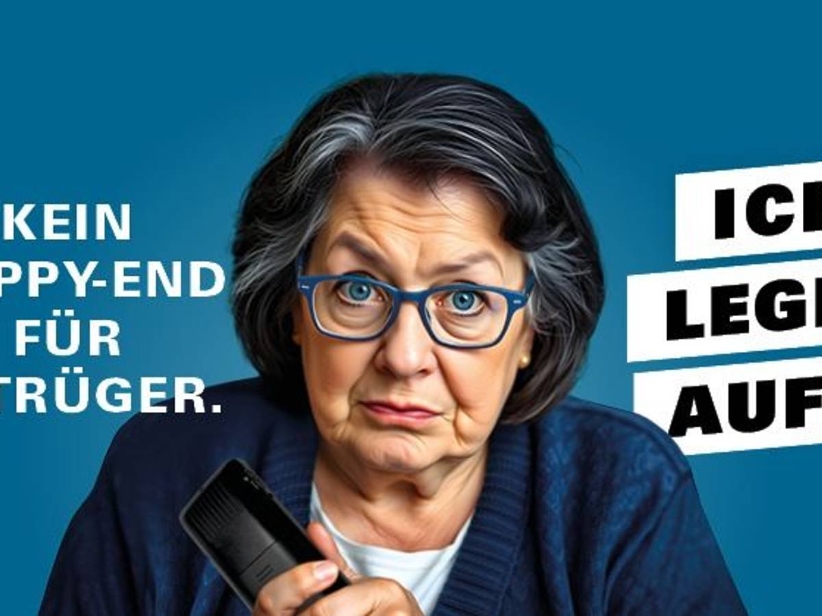 Eine ältere Frau hält einen Telefonhörer in der Hand.