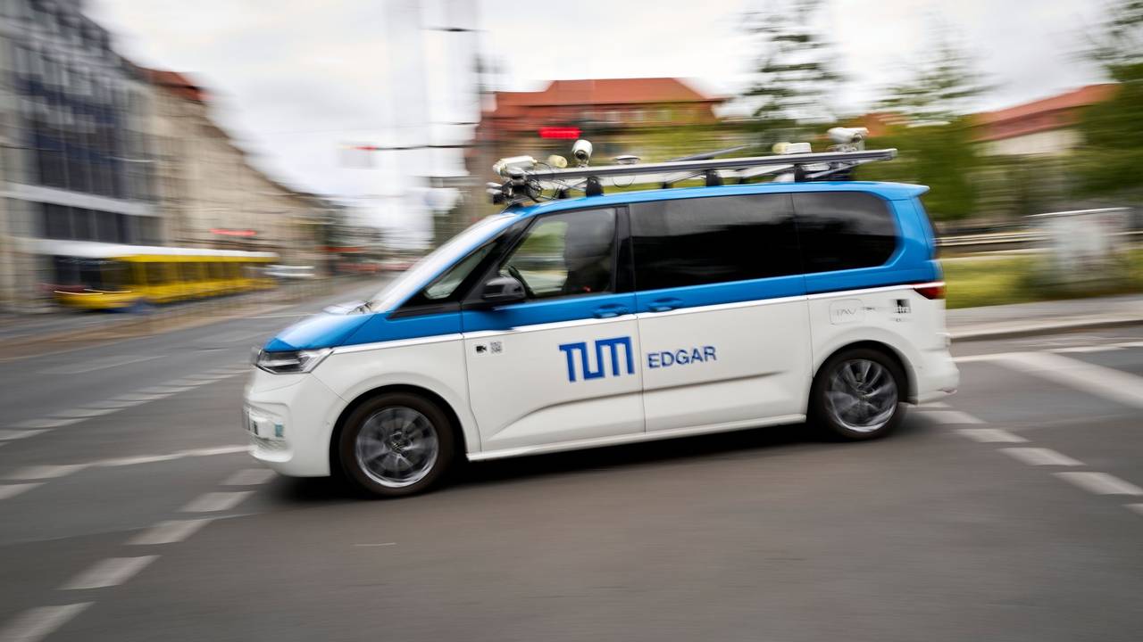 Erste Realfahrt eines autonomen Fahrzeugs unter neuen Bedingungen